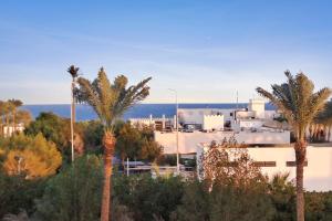 eine Gruppe von Palmen vor einem Gebäude in der Unterkunft Family-Friendly Beach Getaway with Jacuzzi-Garden-Resort and Mountain Views in Sharm El Sheikh + 32 Fotos
