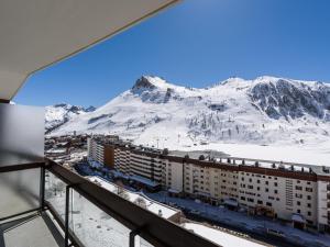widok z balkonu budynku z ośnieżoną górą w obiekcie Appartement skis aux pieds, balcon, 6 pers, Tignes Le Lac - FR-1-502-405 w mieście Tignes +3 zdjęcia
