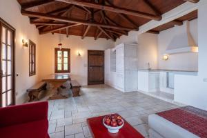 ein Wohnzimmer mit einem roten Sofa und einem Tisch in der Unterkunft The Wave Whisper in Volos