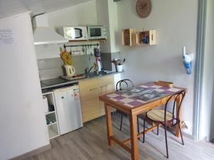 Kuchyň nebo kuchyňský kout v ubytování Les Marronniers Charmant petit appartement a La Tour d'Aigues Vaucluse