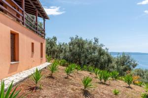 ein Haus mit Blick auf das Meer in der Unterkunft The Wave Whisper in Volos