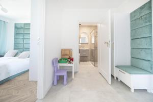 1 dormitorio con cama y escritorio con silla morada en Apartament GOLD DELUXE, en Gdansk