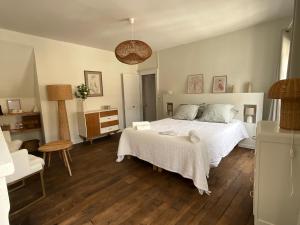 Postel nebo postele na pokoji v ubytování Le Clos Notre Dame hôtel particulier hypercentre Poitiers