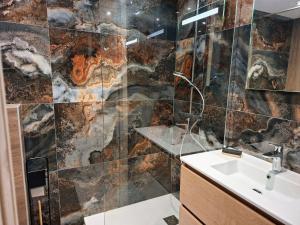 ein Badezimmer mit Waschbecken und Spiegel in der Unterkunft Appartement 14 - Résidence Conseil au coeur du village in Saint-Gervais-les-Bains + 34 Fotos