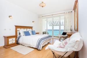 Un pat sau paturi într-o cameră la CoolHouses Algarve Luz, Ocean front 4 Bed house w/ pool, Casa da Pipa +22 fotografii