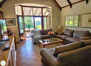 Posezení v ubytování Villa G7 - Selborne Golf Estate