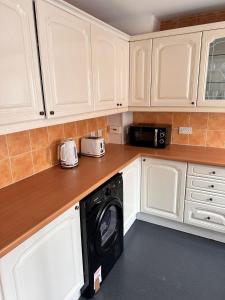 Dapur atau dapur kecil di 3BR Flat Sleeps 6 West End Sights Driveway +12 gambar