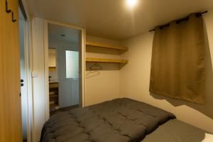 Postel nebo postele na pokoji v ubytování Camping les Avignon - la Laune + 21 fotografií
