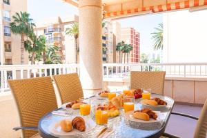 アギラスにあるPlaya de Poniente con Piscina y Parking By Aloha Palmaのテーブル(食べ物、オレンジジュース付) +34枚の写真