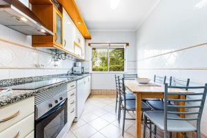 Köök või kööginurk majutusasutuses Joia Da Rocha By Algarve Golden Properties