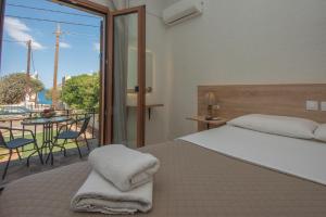 Postel nebo postele na pokoji v ubytování Athina Villas