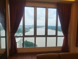 コタバルにあるOne Vista Penthouse Kota Bharuの川の景色を望む大きな窓