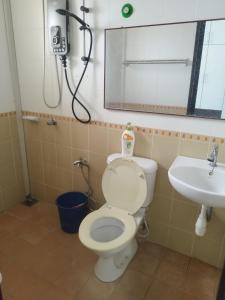 コタバルにあるOne Vista Penthouse Kota Bharuのトイレと洗面台付きのバスルーム