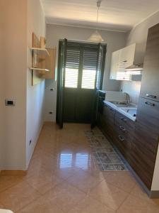 Η κουζίνα ή μικρή κουζίνα στο Appartamento Fronte Mare Rosa 2
