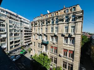 wysoki budynek pośrodku dwóch budynków w obiekcie Iancu Apartments w Bukareszcie