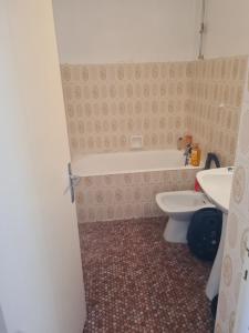 a bathroom with a tub and a toilet and a sink at QuickHosting Bordeaux Centre in Bordeaux +5 photos