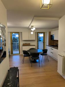 Kuchyň nebo kuchyňský kout v ubytování Appartement L'ECRIN DES EMPEREURS