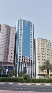 فندق برج الوليد في مكة المكرمة: عمارتين طويلتين وبينهم طريق