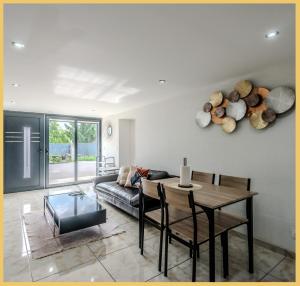 un salon avec une table et un canapé dans l'établissement La Colline I T3 I Vétraz-Monthoux, à Vétraz-Monthoux