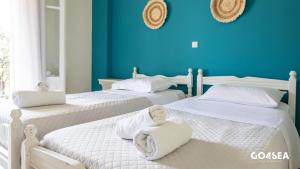 En eller flere senge i et værelse på Konstantinos Pool & Fun Apartments