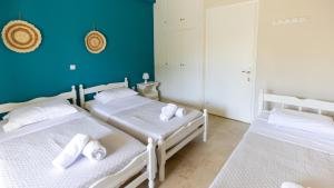 En eller flere senge i et værelse på Konstantinos Pool & Fun Apartments + 24 billeder