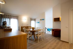 a kitchen and dining room with a table and chairs at Locanda 19 al paradiso in Mirano