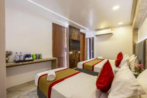 Postel nebo postele na pokoji v ubytování Hotel All In Homes - New Delhi Railway station- Paharganj