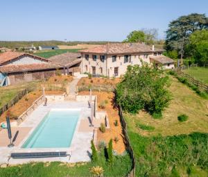 an aerial view of a house with a swimming pool at Le Rivalou - Chambres d'hôtes - Grazac - Tarn in Grazac
