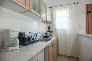 Kuchyň nebo kuchyňský kout v ubytování Athina Villas