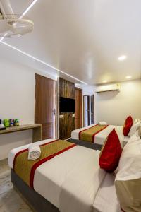 Postel nebo postele na pokoji v ubytování Hotel All In Homes - New Delhi Railway station- Paharganj