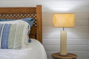 una lámpara en una mesa al lado de una cama en GuestReady - Good Vibes, en Ponta Delgada