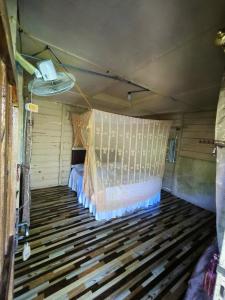 an inside view of a room with a bed at Cinta alam inn in Lhokuenam
