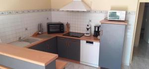 a small kitchen with a sink and a microwave at Les petites chaumes in Champagné-le-Sec
