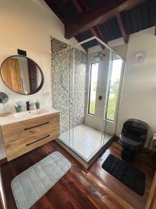 Bilik mandi di La mejor vista del eje cafetero en el Chalet La Gitana