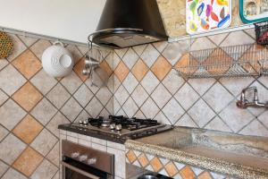 A kitchen or kitchenette at La Ripa - Appartamento I Ghiri