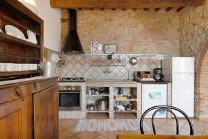 A kitchen or kitchenette at La Ripa - Appartamento I Ghiri