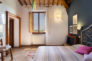 A bed or beds in a room at La Ripa - Appartamento I Ghiri