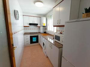 A kitchen or kitchenette at Seabreeze Lighthouse Apartment