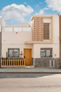 Casa blanca con puerta de madera en una calle en LILI Luxury Sea Villa, en Dakhla