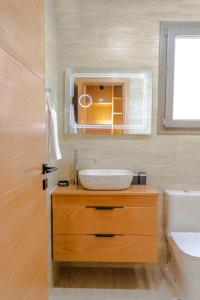 un baño con lavabo y espejo en LILI Luxury Sea Villa, en Dakhla 23 fotos más