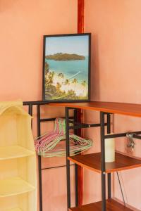 TV a/nebo společenská místnost v ubytování Romantic Treehouse w/ Boho Balcony + Fast Wifi