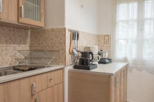 Kuchyň nebo kuchyňský kout v ubytování Athina Villas
