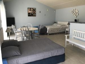 Un pat sau paturi într-o cameră la La petite girardiere