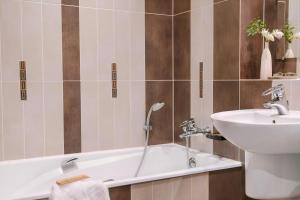 a bathroom with a sink and a bath tub at Atala Hotel Champs Elysées, Sonder by Marriott Bonvoy in Paris