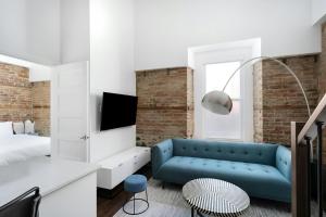 Un dormitorio con un sofá azul y una cama. en Sonder by Marriott Bonvoy Gare Saint Denis Apartments Downtown, en Montreal