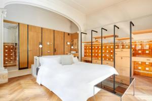 Postel nebo postele na pokoji v ubytování Le Palacete Hotel Gracia District, Sonder by Marriott Bonvoy