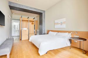 Postel nebo postele na pokoji v ubytování Le Palacete Hotel Gracia District, Sonder by Marriott Bonvoy