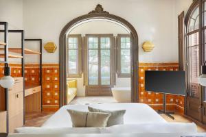 Postel nebo postele na pokoji v ubytování Le Palacete Hotel Gracia District, Sonder by Marriott Bonvoy