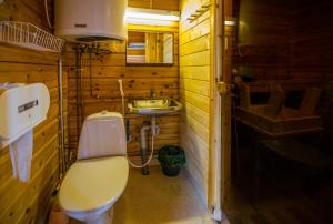 ein kleines Badezimmer mit Toilette und Waschbecken in der Unterkunft Ahvenlampi Camping in Saarijärvi + 61 Fotos