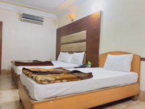 Postel nebo postele na pokoji v ubytování Hotel Grand Palace Multan + 4 fotografie